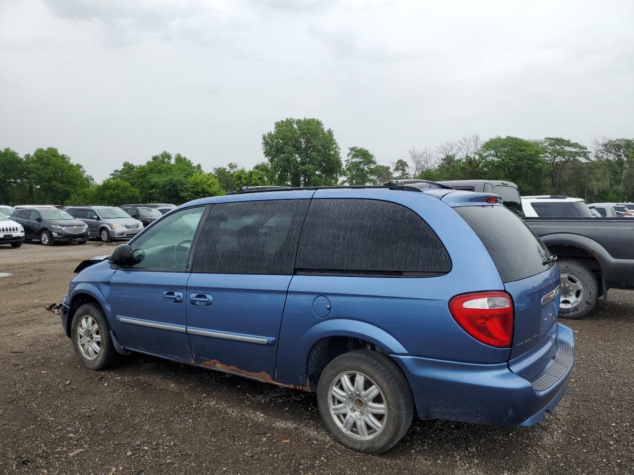 2007 Chrysler Town & Country Touring - Image 2