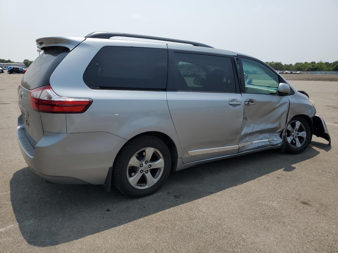 2016 Toyota Sienna Le - Image 3