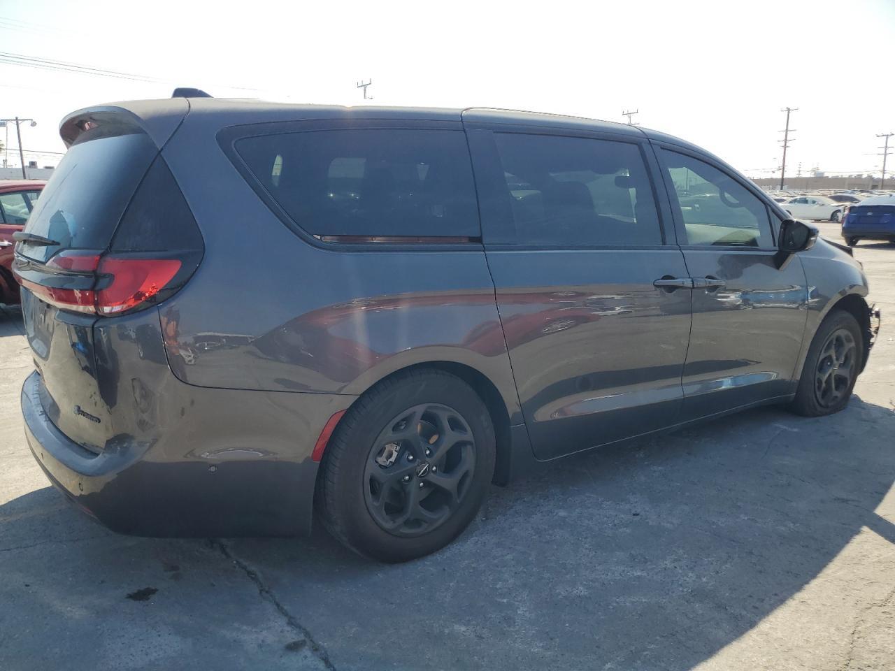 2023 Chrysler Pacifica Hybrid Limited - Image 3