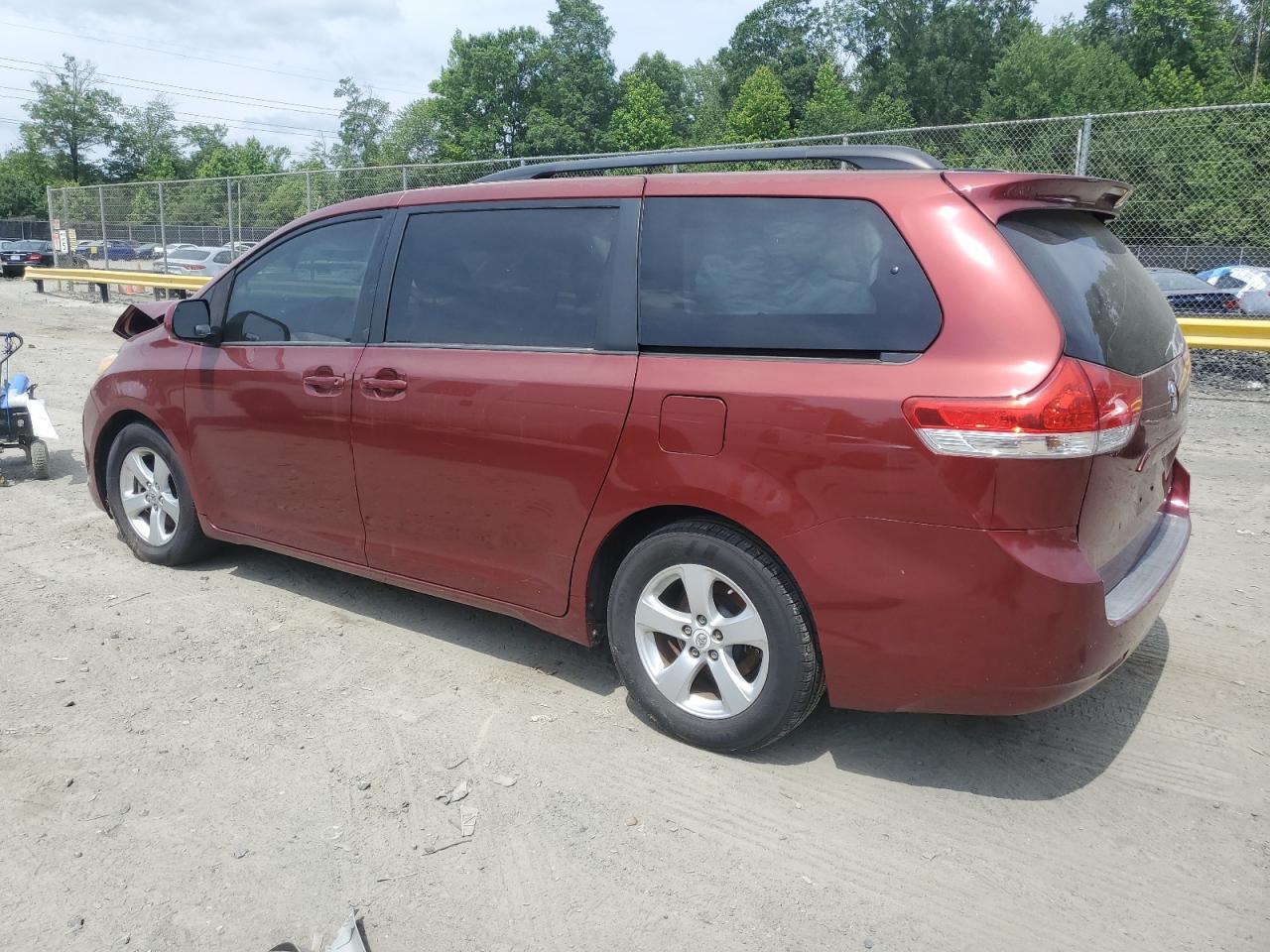 2011 Toyota Sienna Le - Фото 2