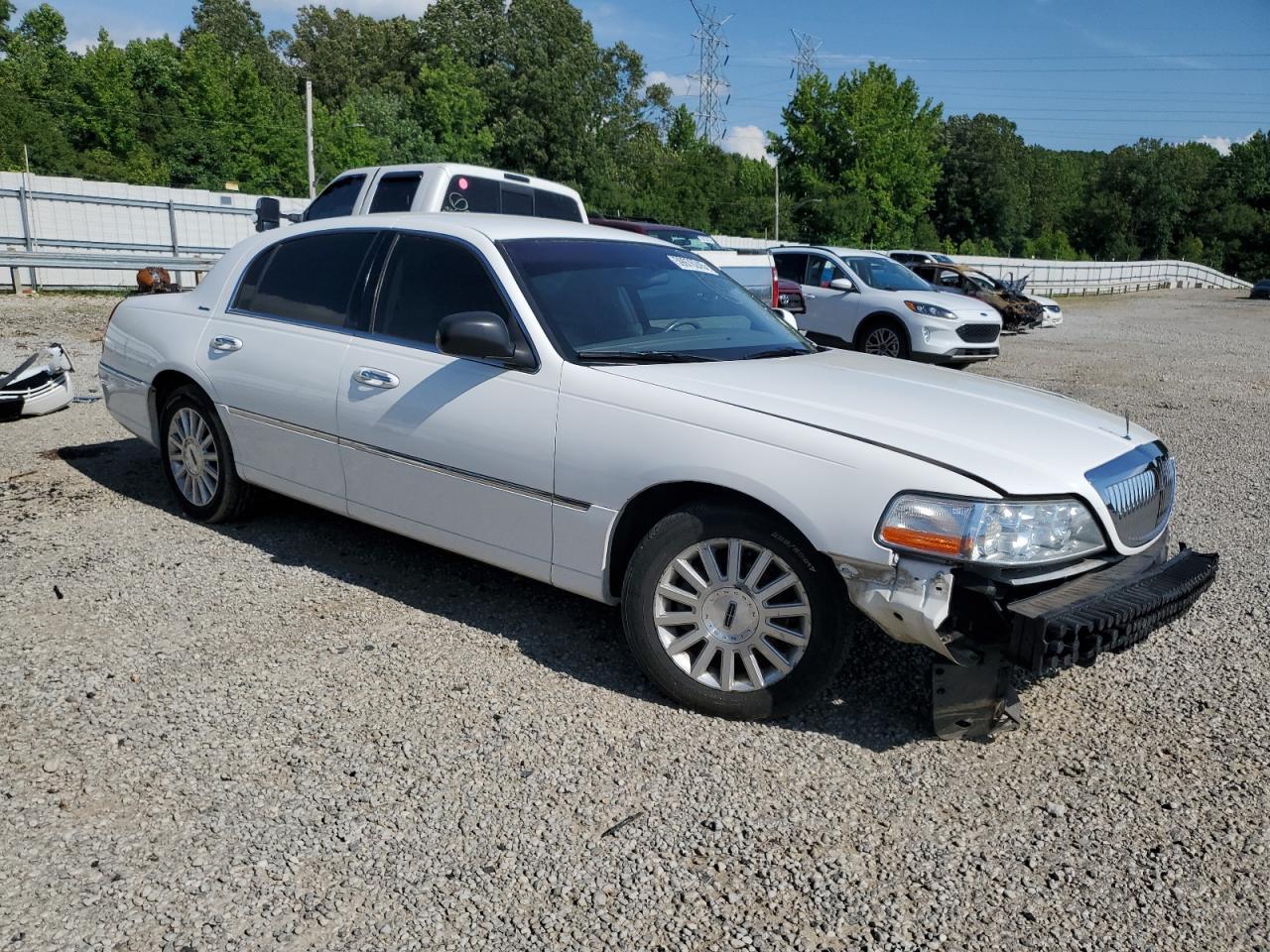 2004 Lincoln Town Car Executive - Image 4