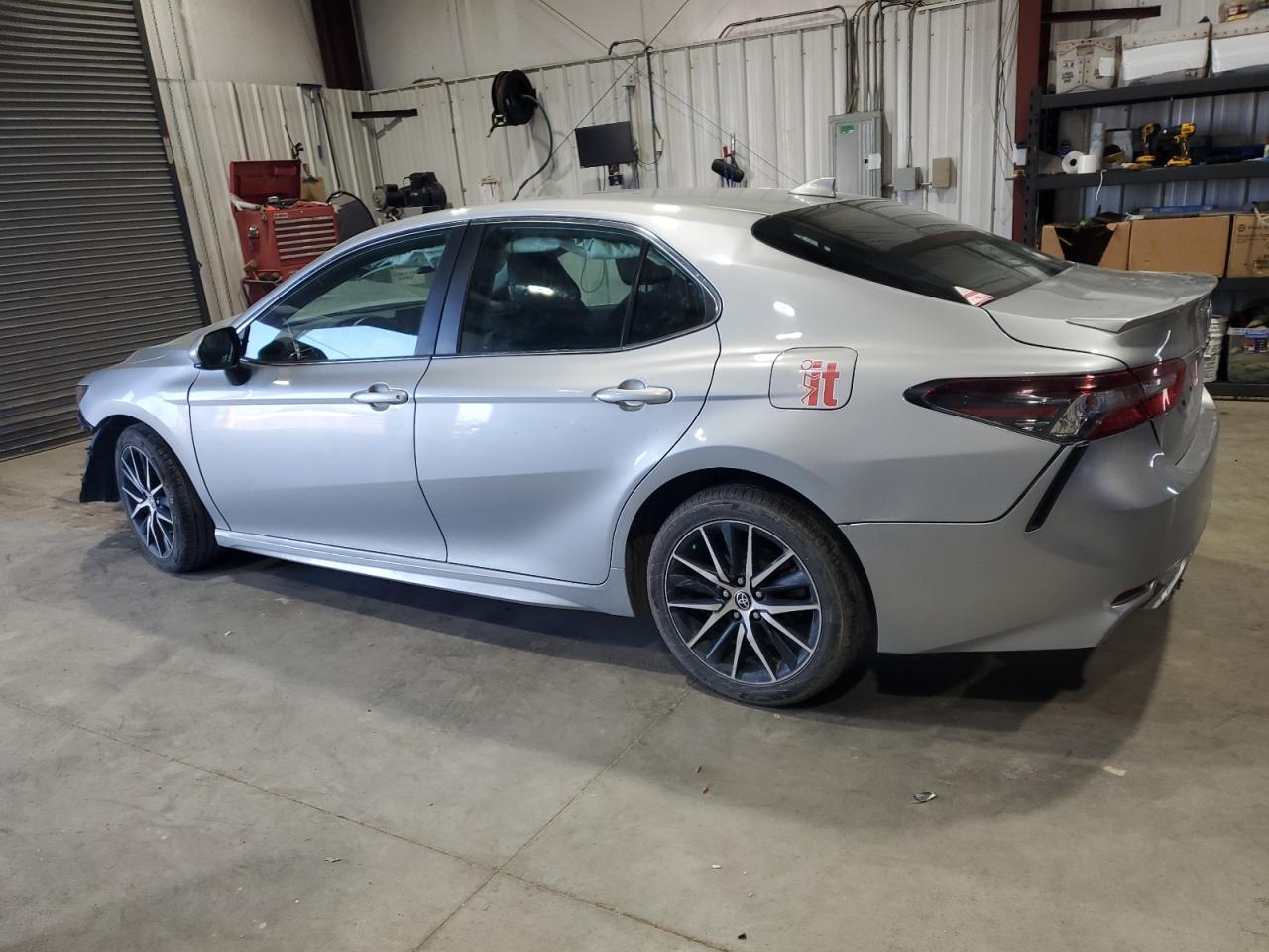 2021 Toyota Camry Se - Фото 2