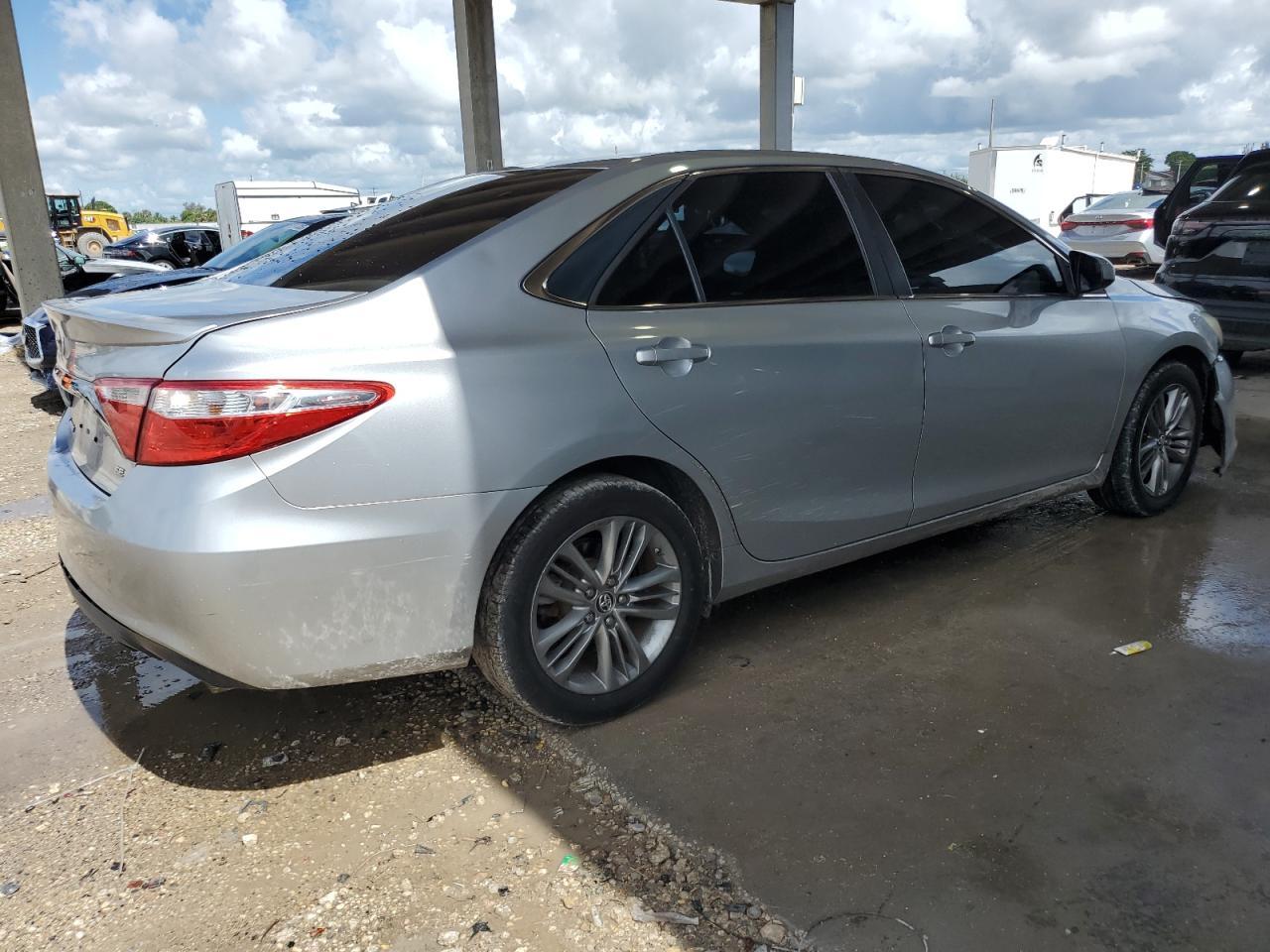 2015 Toyota Camry Le - Фото 3