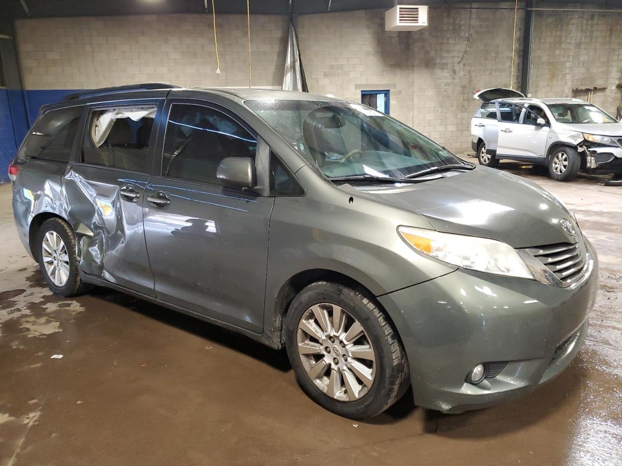 2012 Toyota Sienna Xle - Фото 4