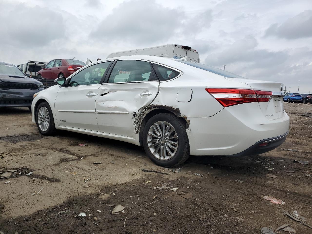 2015 Toyota Avalon Hybrid - Image 2
