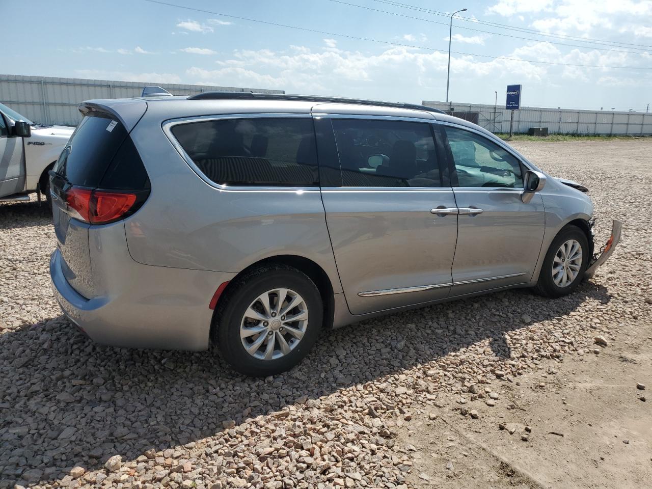 2017 Chrysler Pacifica Touring L - Фото 3