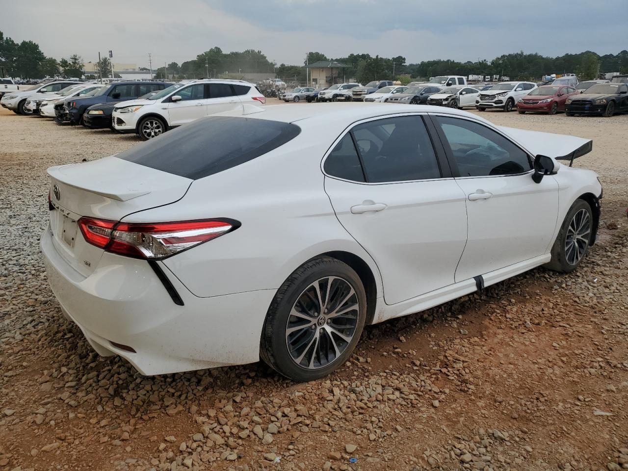 2020 Toyota Camry Se - Фото 3
