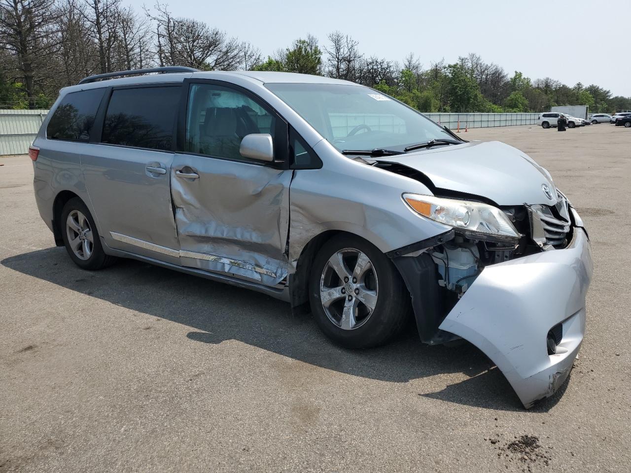 2016 Toyota Sienna Le - Image 4
