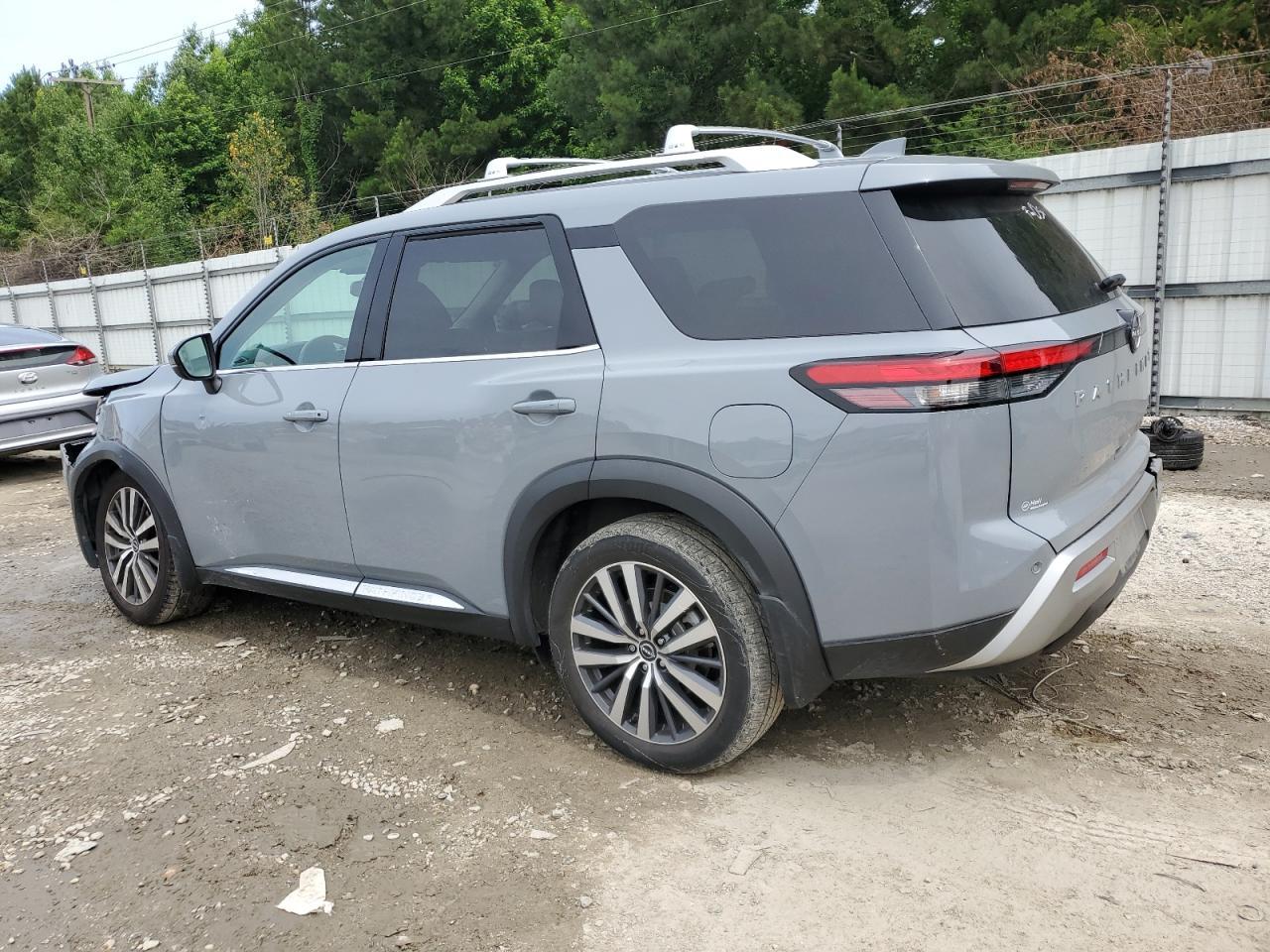 2022 Nissan Pathfinder Platinum - Фото 2