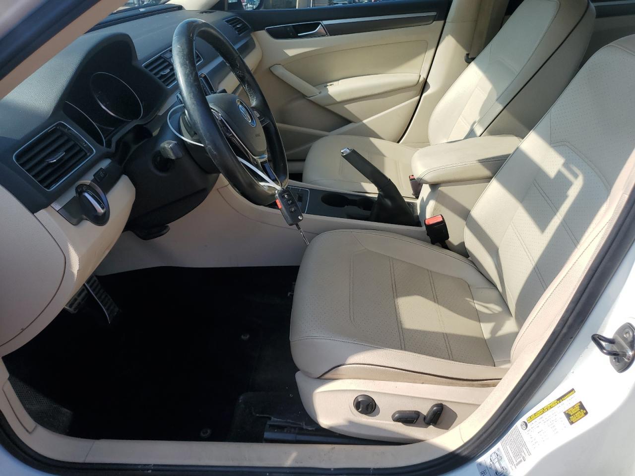 2017 Volkswagen Passat R-Line - Image 7