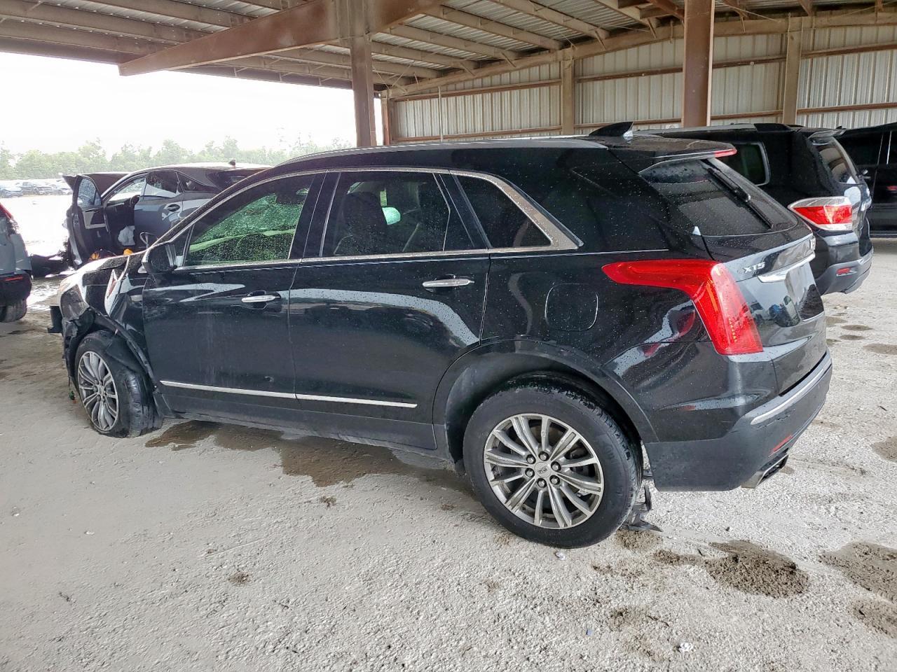 2017 Cadillac Xt5 Luxury - Image 2