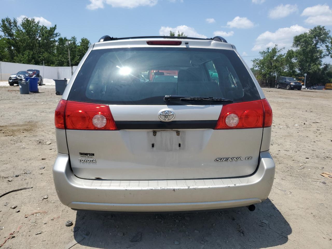 2010 Toyota Sienna Ce - Фото 6