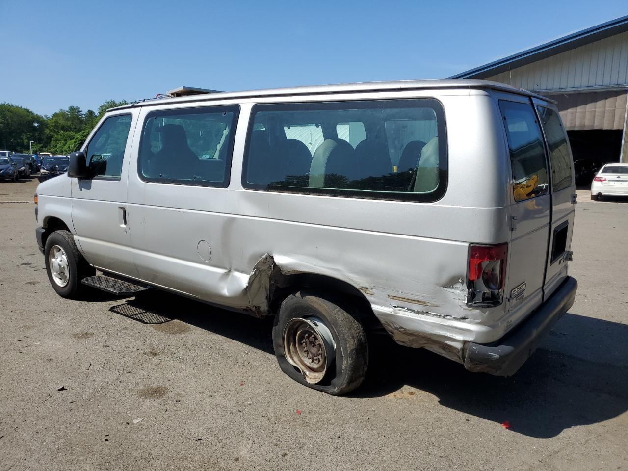 2012 Ford Econoline E250 Van - Фото 2