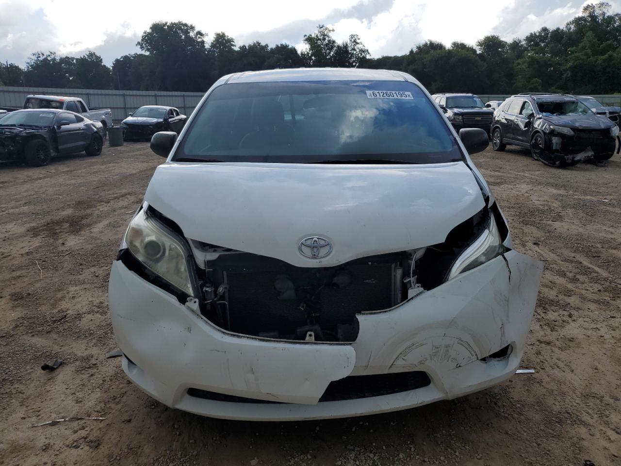 2017 Toyota Sienna - Image 5