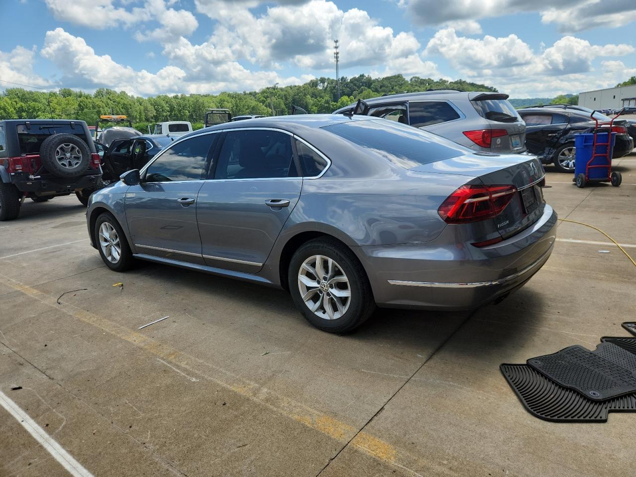 2017 Volkswagen Passat S - Фото 2