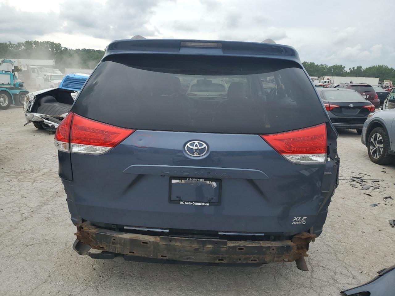 2013 Toyota Sienna Xle - Фото 6