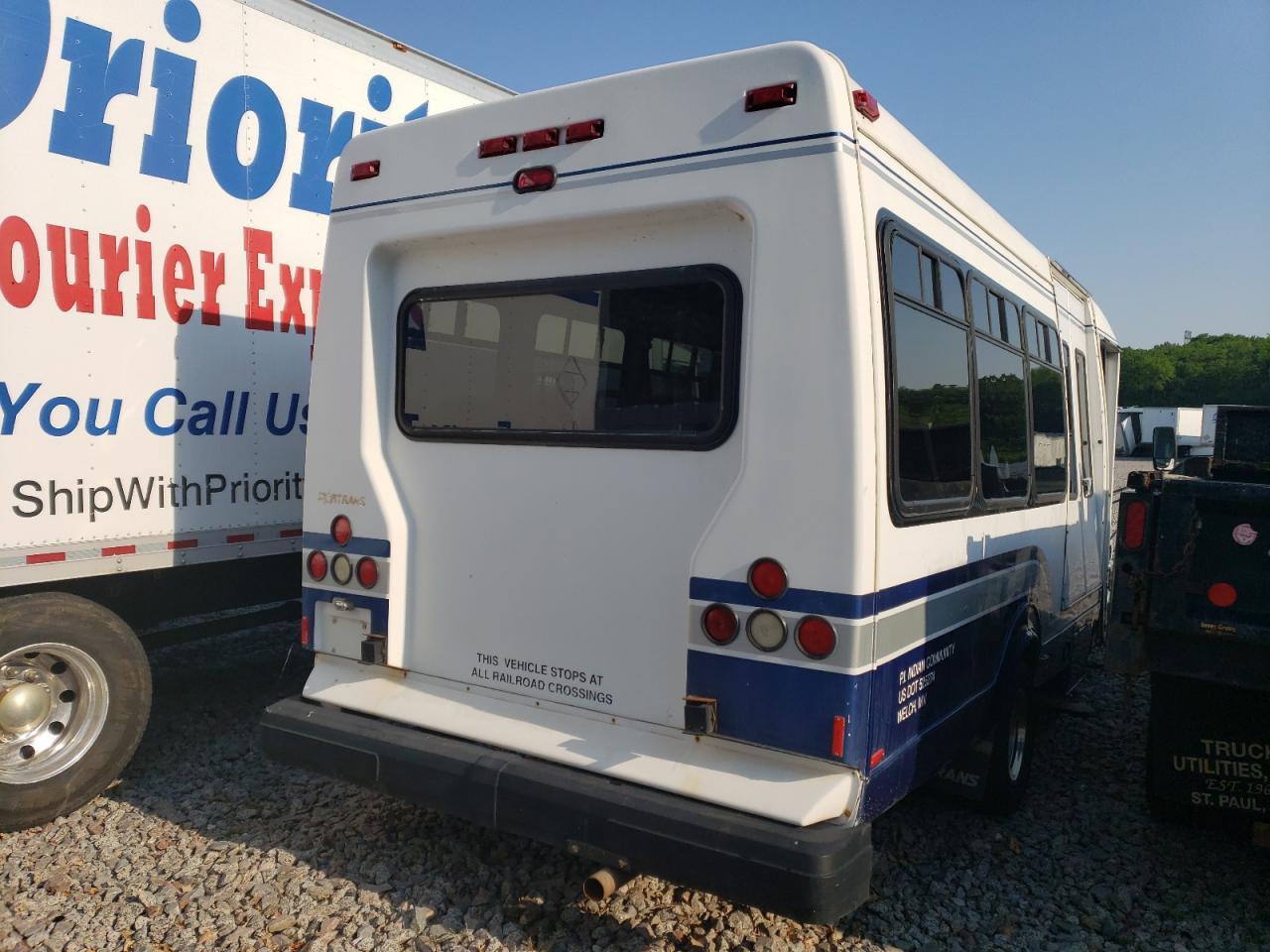 2006 Ford Econoline E450 Super Duty Cutaway Van - Фото 3