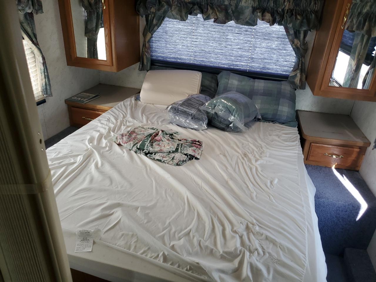 2000 Ford F550 Super Duty Stripped Chassis - Image 6