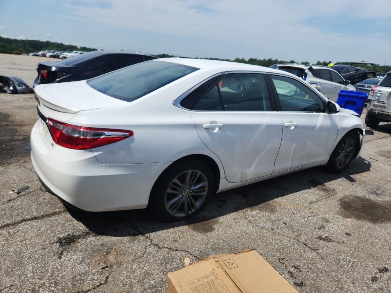 2016 Toyota Camry Le - Фото 3