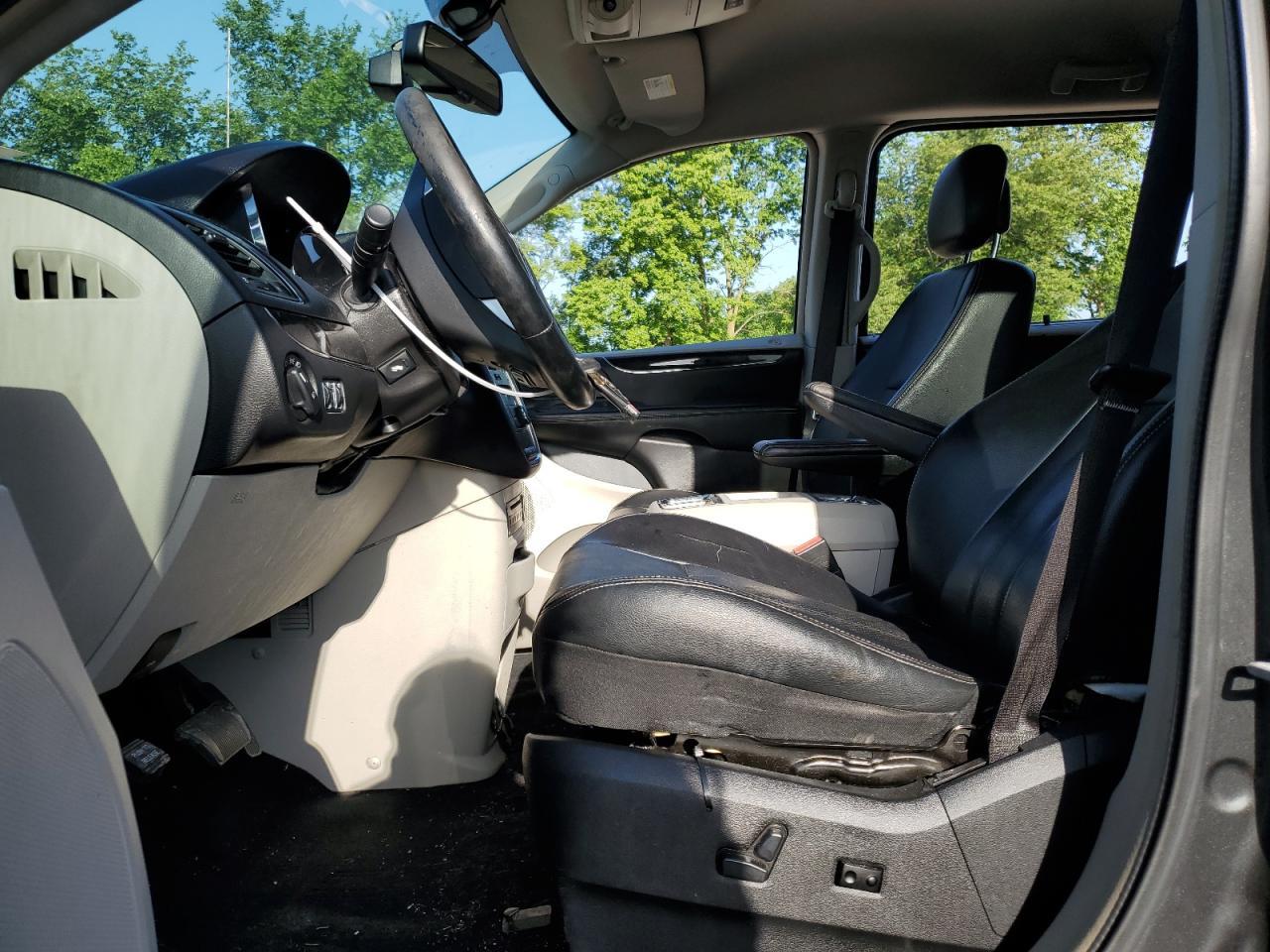 2012 Chrysler Town & Country Touring L - Image 7