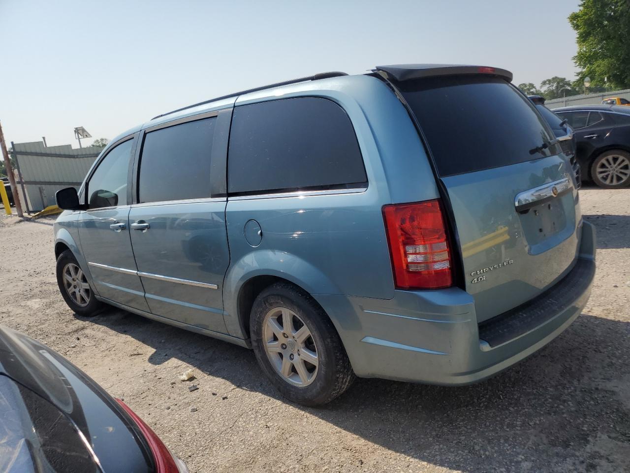 2010 Chrysler Town & Country Touring - Фото 2