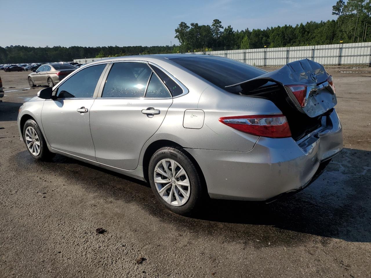 2015 Toyota Camry Le - Фото 2