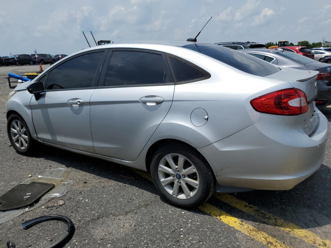 2012 Ford Fiesta Se - Фото 2