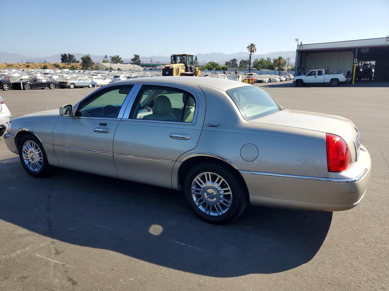2010 Lincoln Town Car Signature Limited - Фото 2