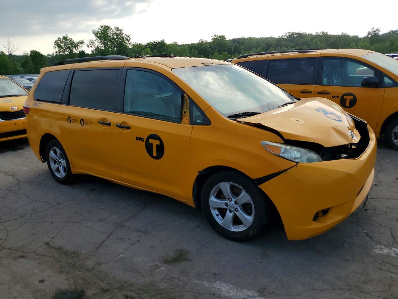 2017 Toyota Sienna Le - Image 4