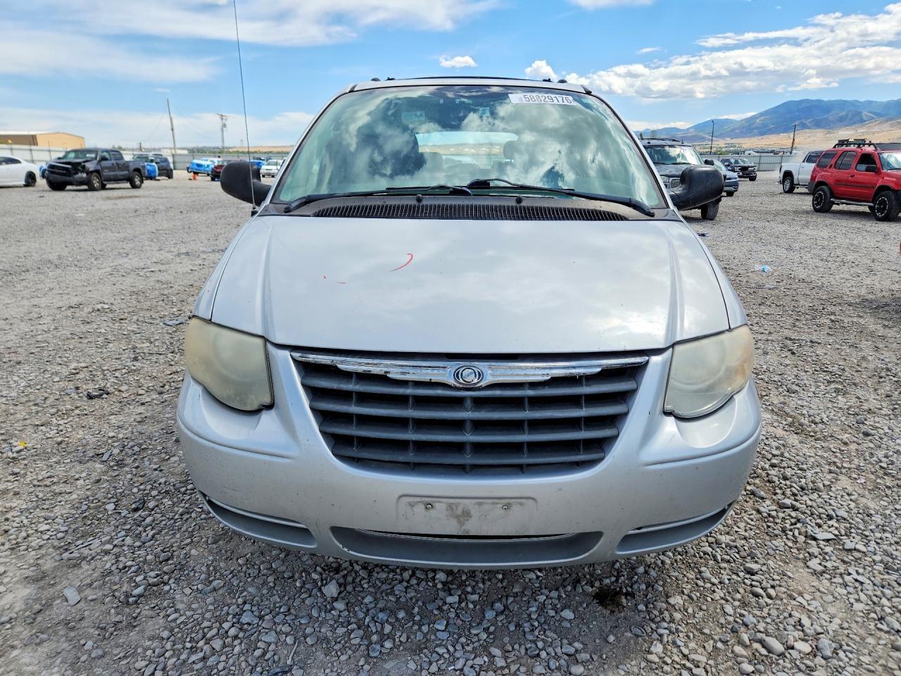 2005 Chrysler Town & Country Touring - Фото 5