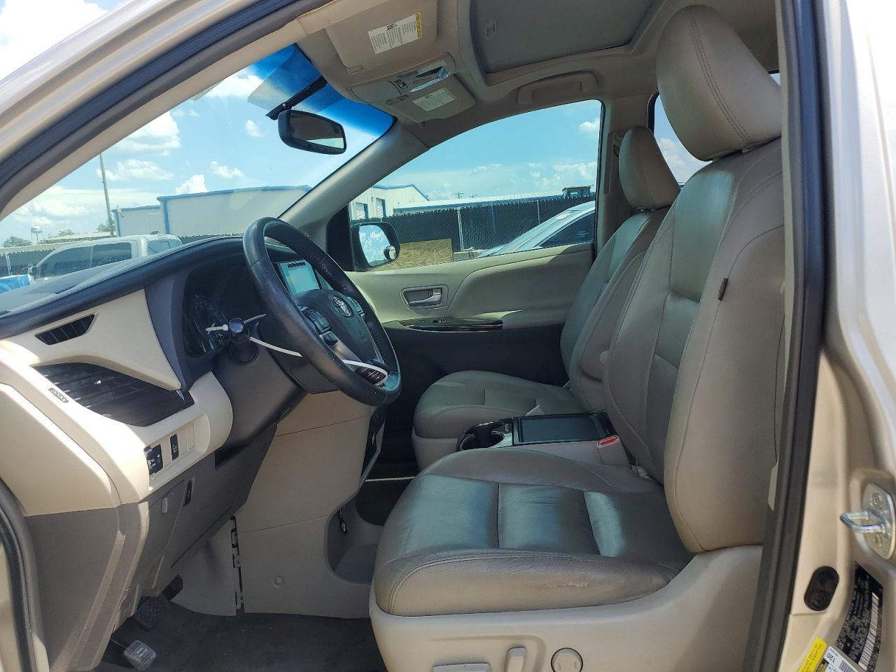 2015 Toyota Sienna Xle 8-Passenger - Image 7