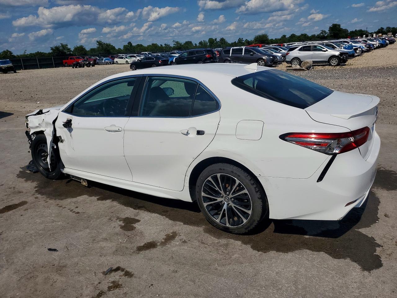 2019 Toyota Camry Se - Image 2