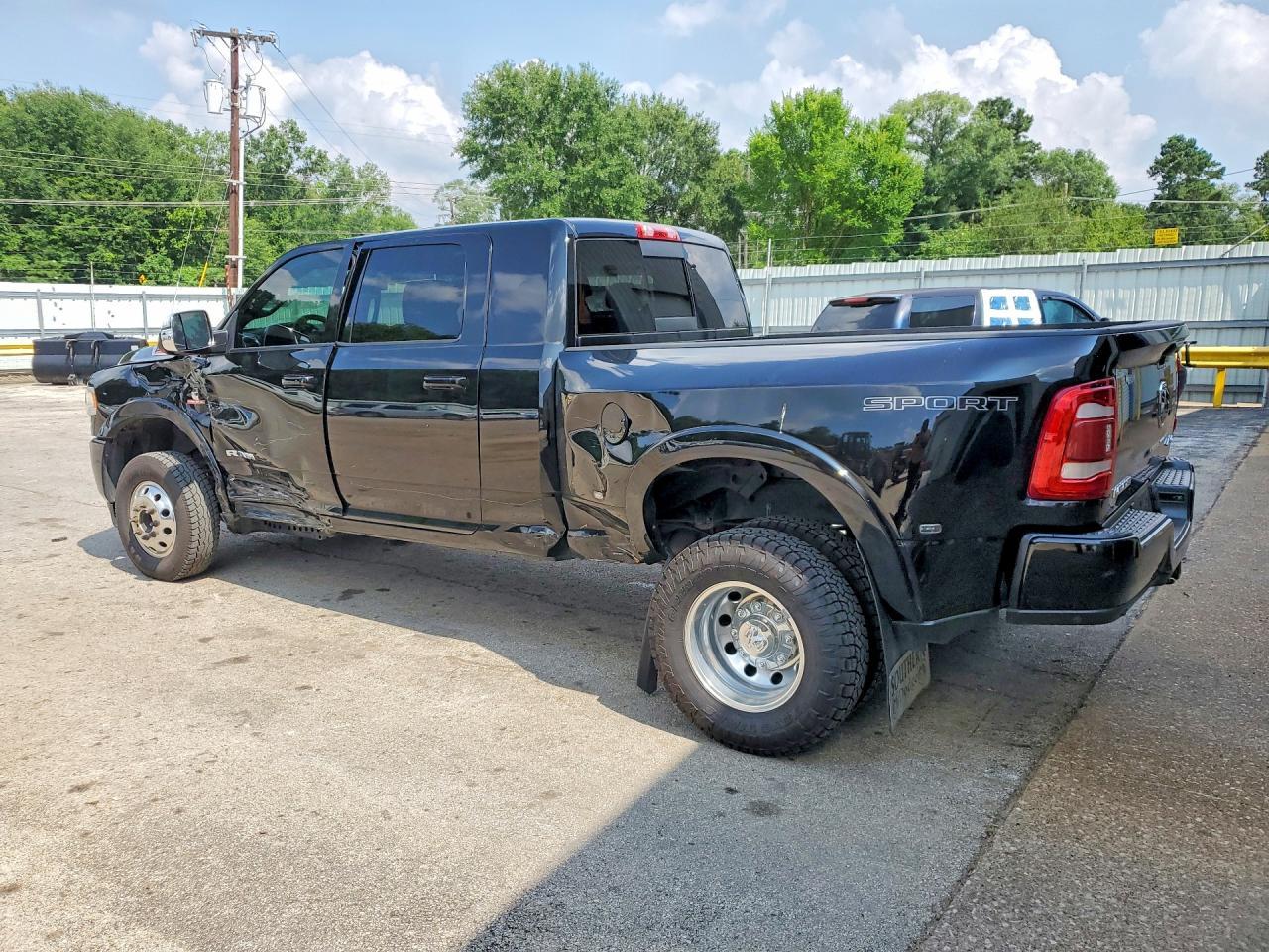 2022 Ram 3500 Laramie - Фото 2