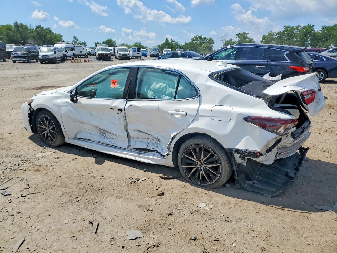 2021 Toyota Camry Se - Фото 2