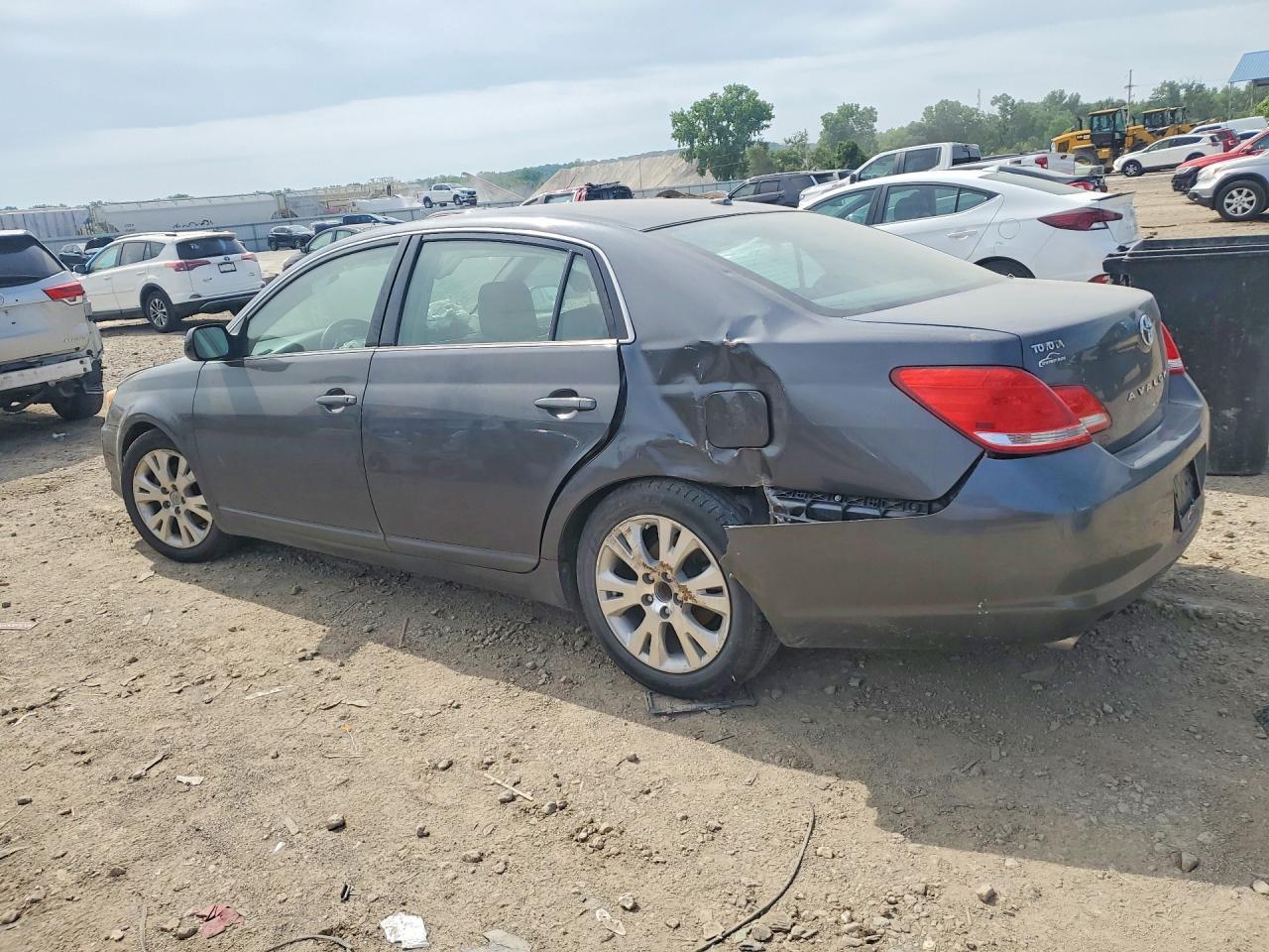 2010 Toyota Avalon Xls - Image 2
