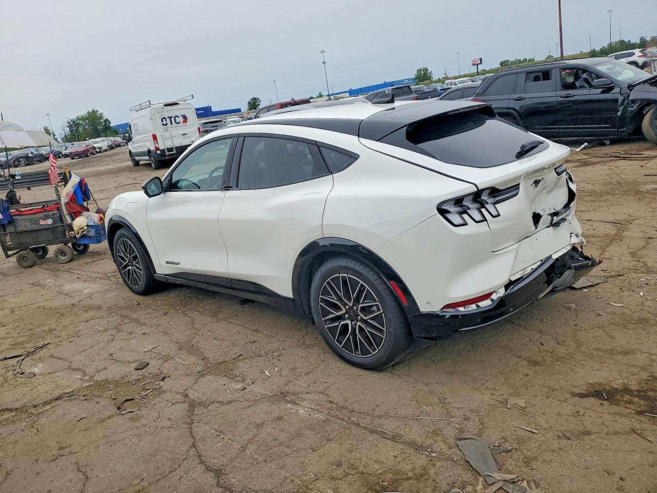2024 Ford Mustang Mach-E Premium - Фото 2