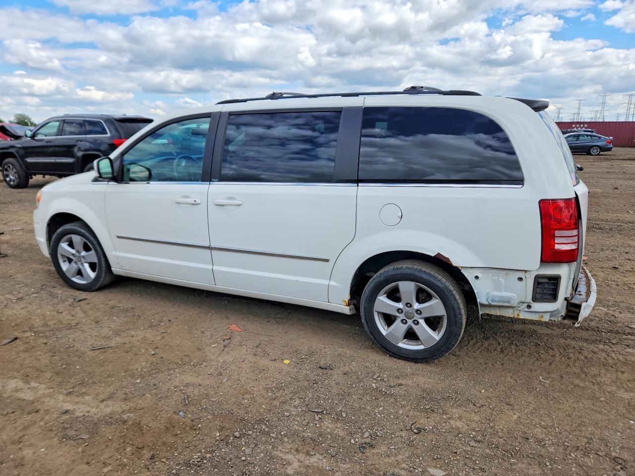 2010 Chrysler Town-Country - Image 2
