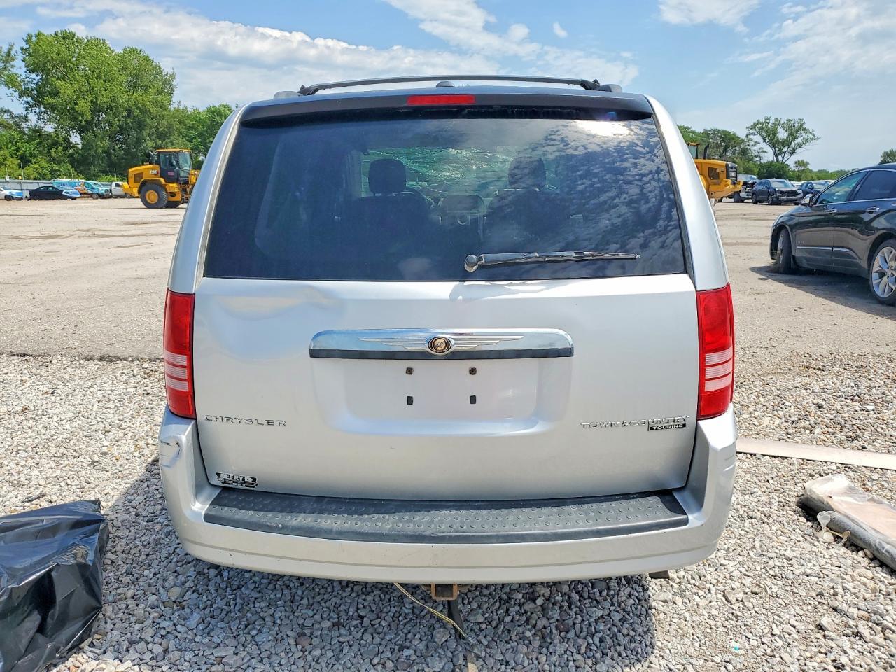 2010 Chrysler Town & Country Touring - Фото 6