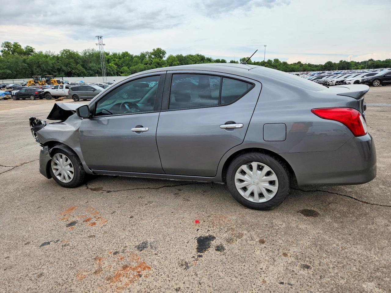 2019 Nissan Versa Sv - Image 2