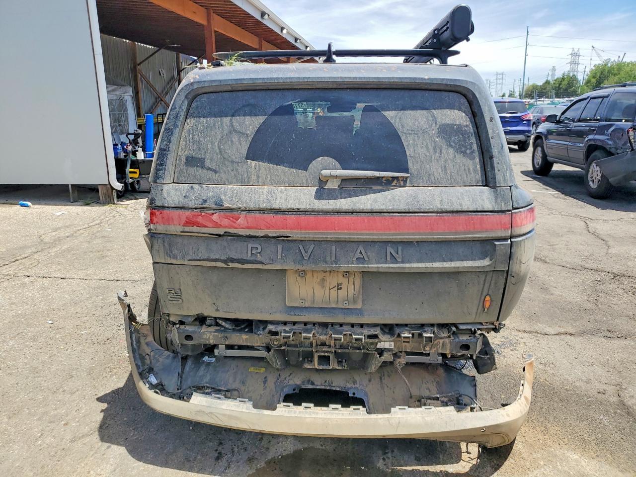 2026 Rivian R1S Premium - Image 6