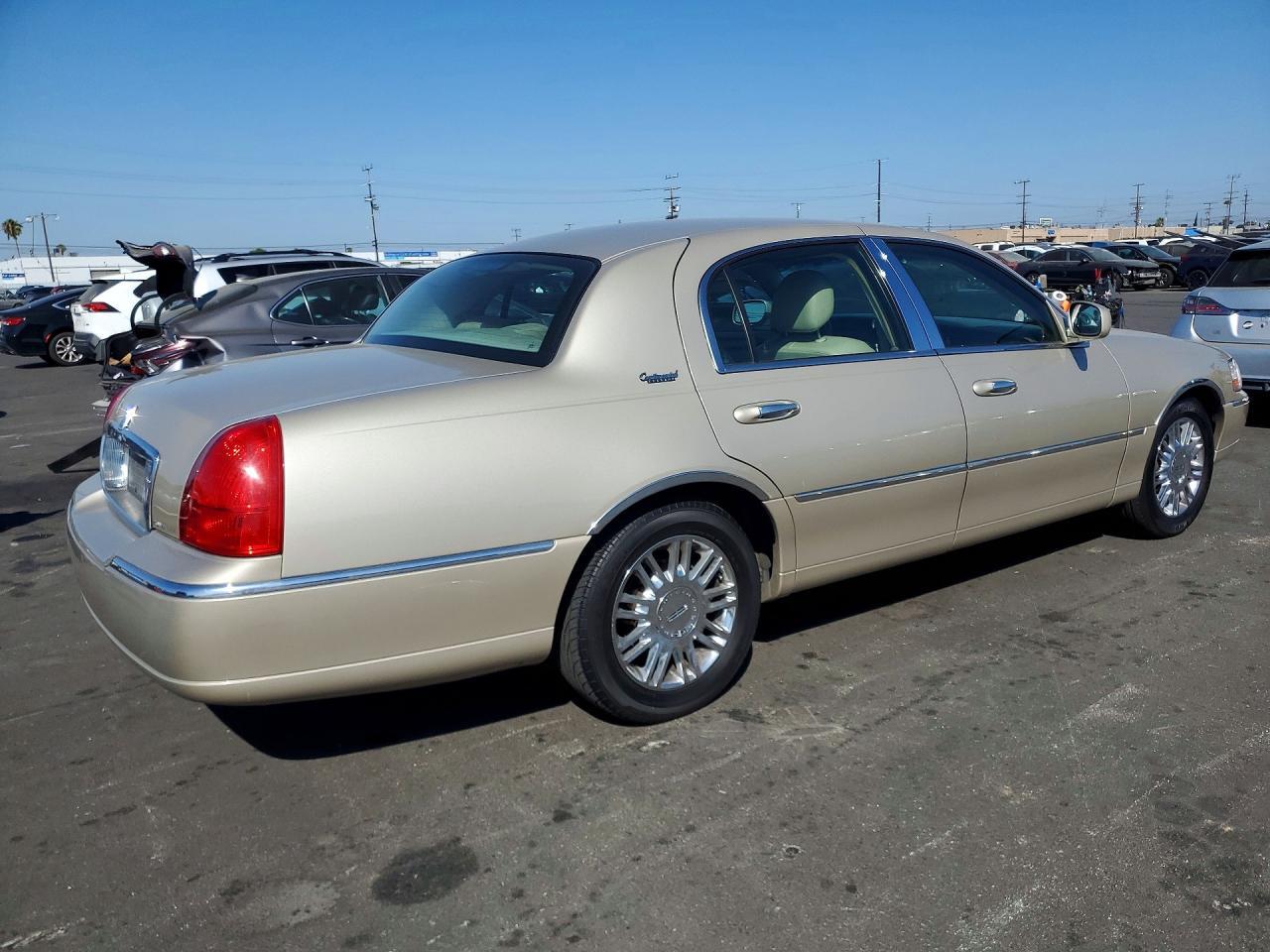 2010 Lincoln Town Car Signature Limited - Фото 3
