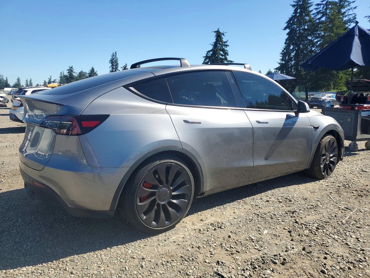 2025 Tesla Model Y - Фото 3