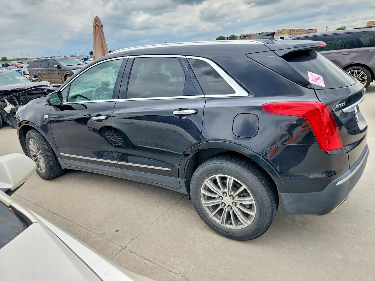 2017 Cadillac Xt5 Luxury - Image 2