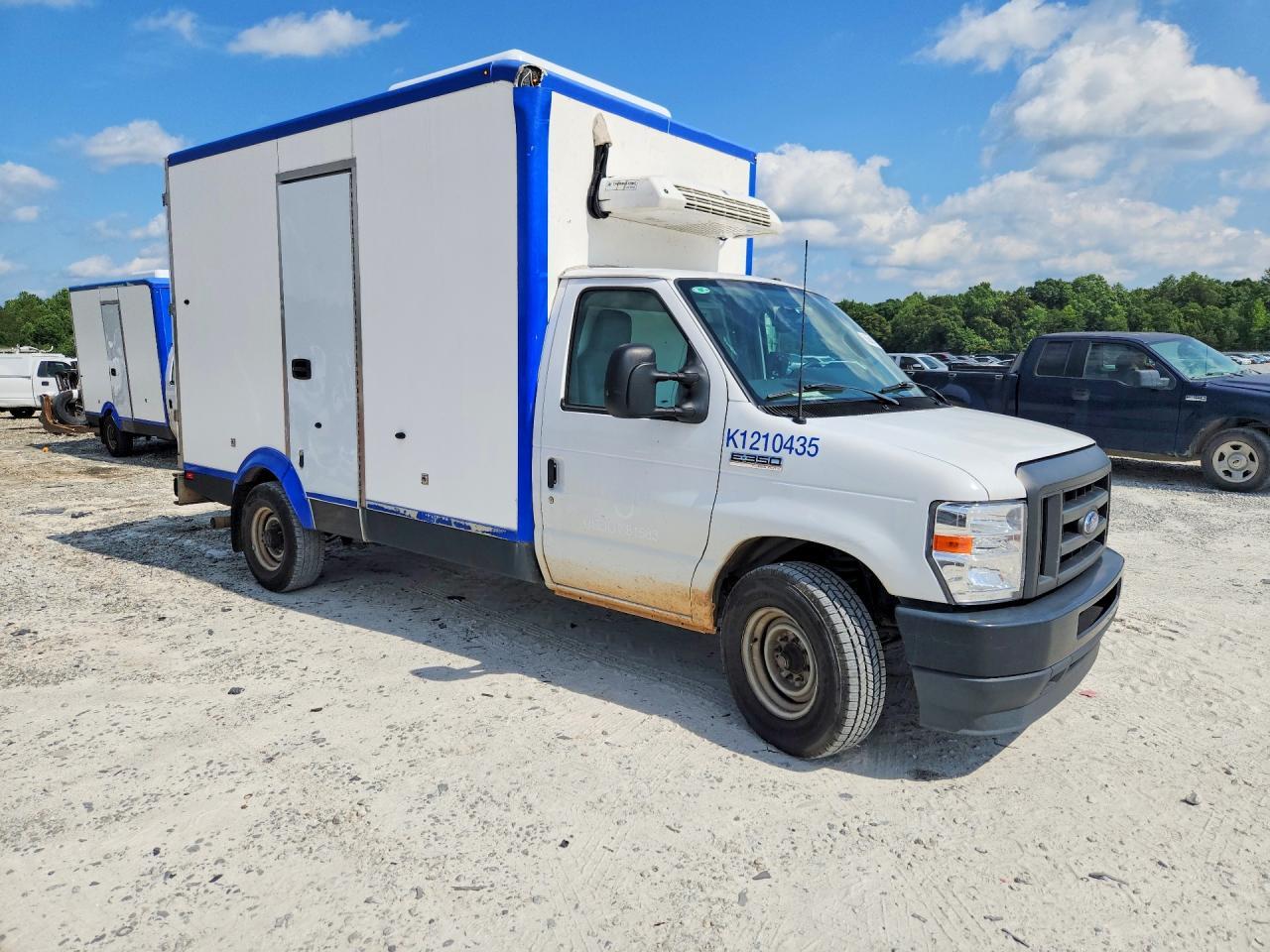2023 Ford E350 Refrigerated Box Truck - Фото 4