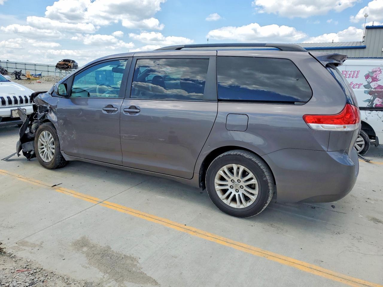 2013 Toyota Sienna Xle 8-Passenger - Image 2