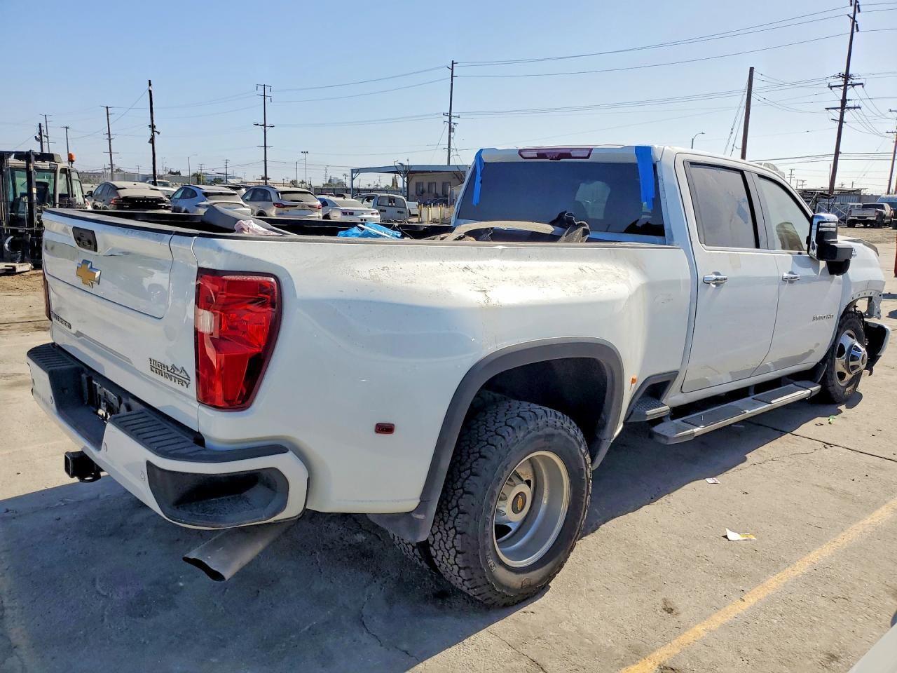 2023 Chevrolet Silverado K3500 High Country - Фото 3