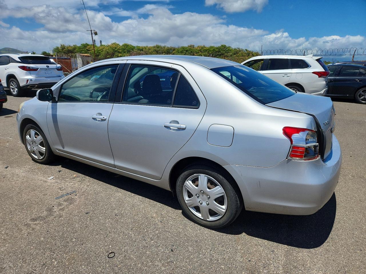 2010 Toyota Yaris Base - Фото 2
