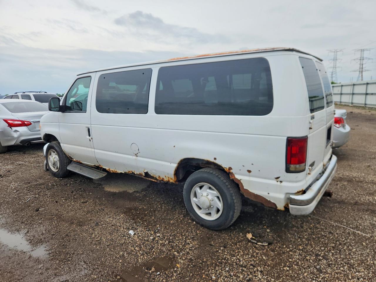 2004 Ford Econoline E350 Super Duty Wagon - Фото 2