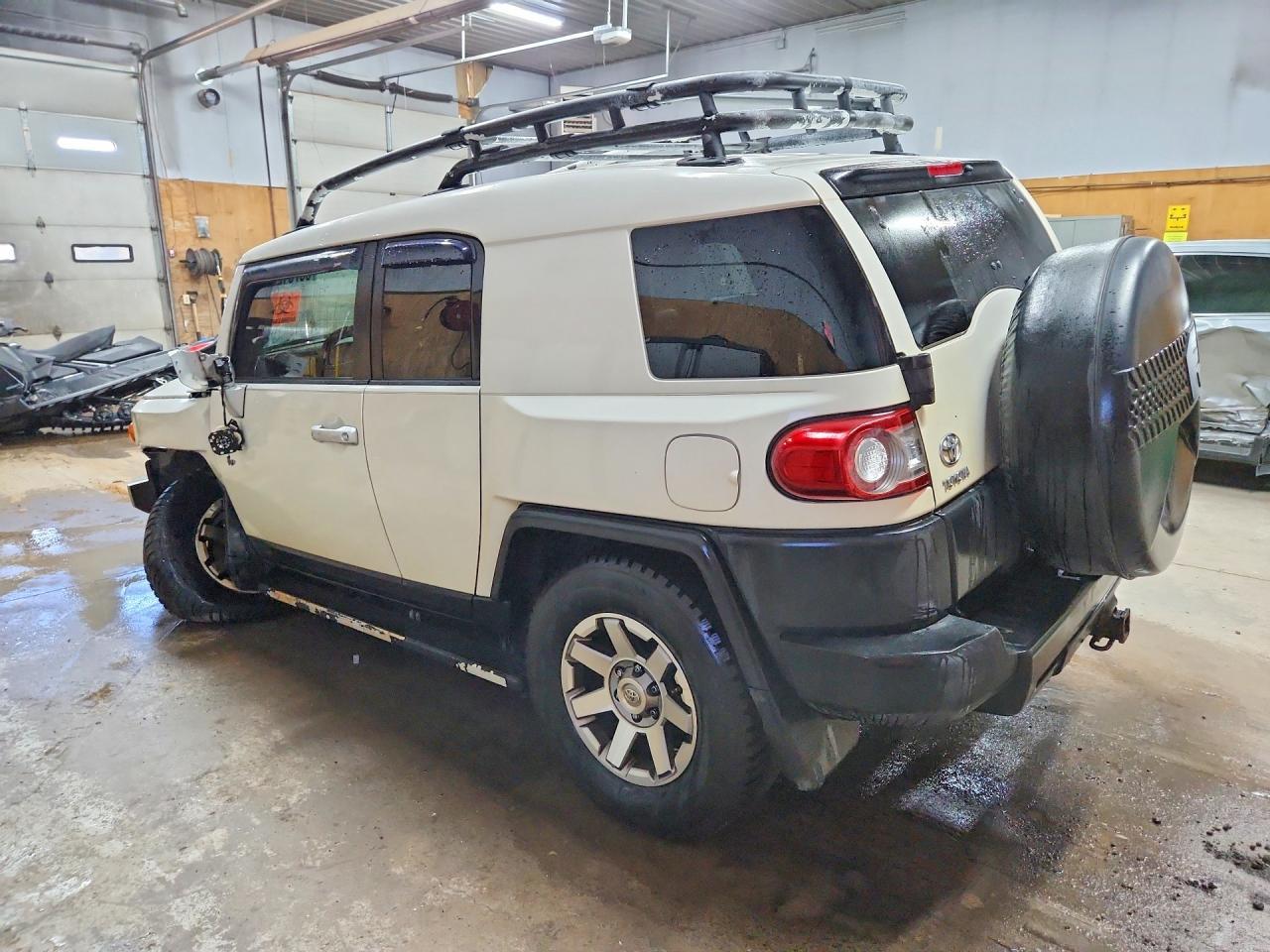 2014 Toyota Fj Cruiser Base - Image 2