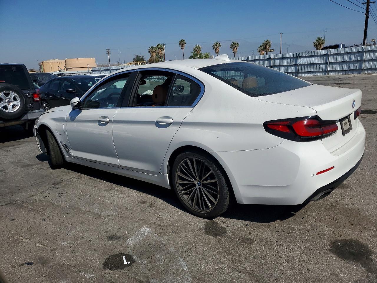 2021 BMW 530E - Фото 2